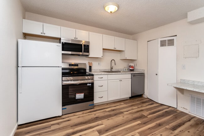 Building Photo - 6672 Provincial Dr