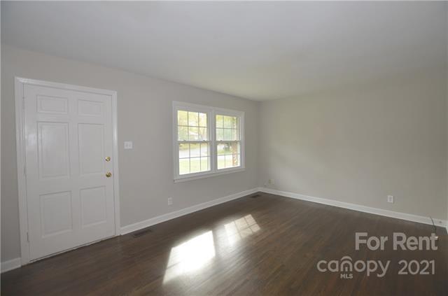Building Photo - 5501 Larchmont Ave