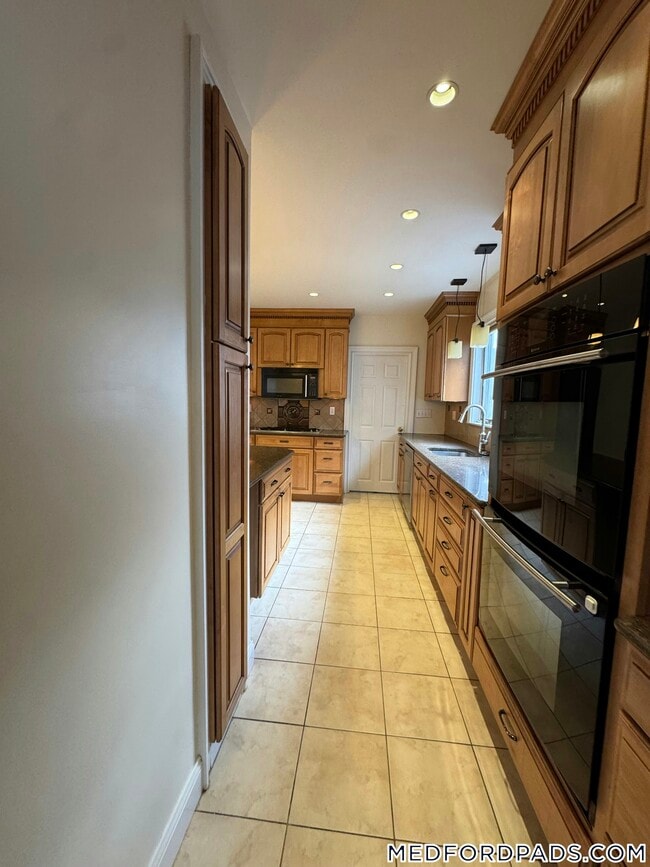 Building Photo - 881 Fellsway