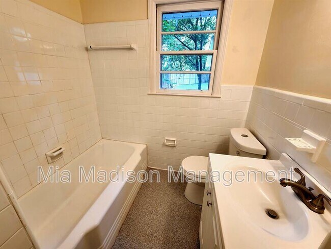Foto del edificio - 2108 E 65th St