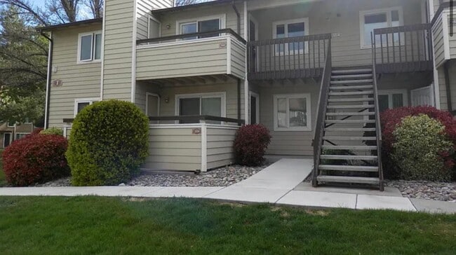 Building Photo - AVAILABLE 8/11 -  2 bed / 2 bath rennovate...