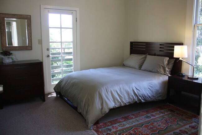bedroom 2 with balcony - 425 Fell St