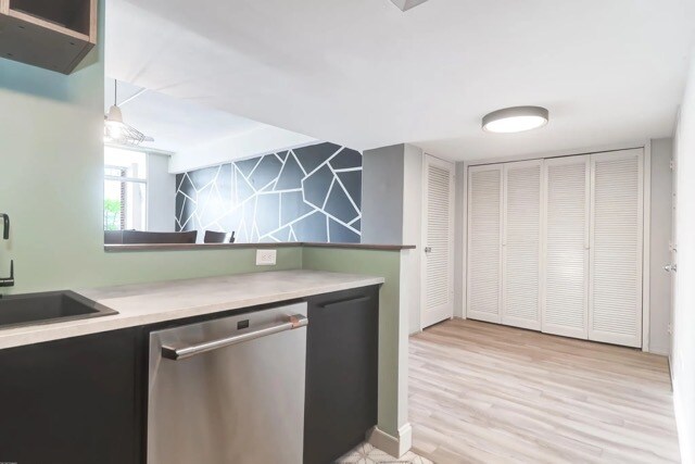 Foto del edificio - 14 Lockwood Dr