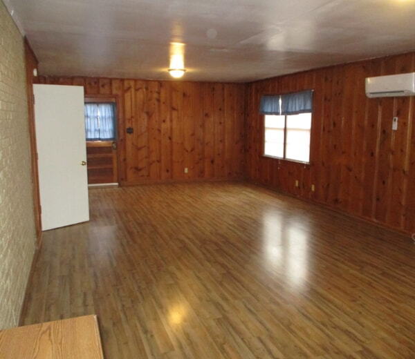 Foto del edificio - "Charming 3-Bedroom 1.5- Bath with Spaciou...