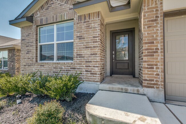 Foto del edificio - Beautiful 4- Bedroom One Story Home in Riv...