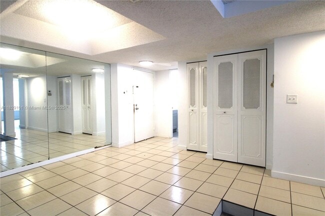 Building Photo - 3750 Inverrary Dr