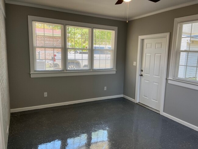 Building Photo - 3 Bedroom 2 bath