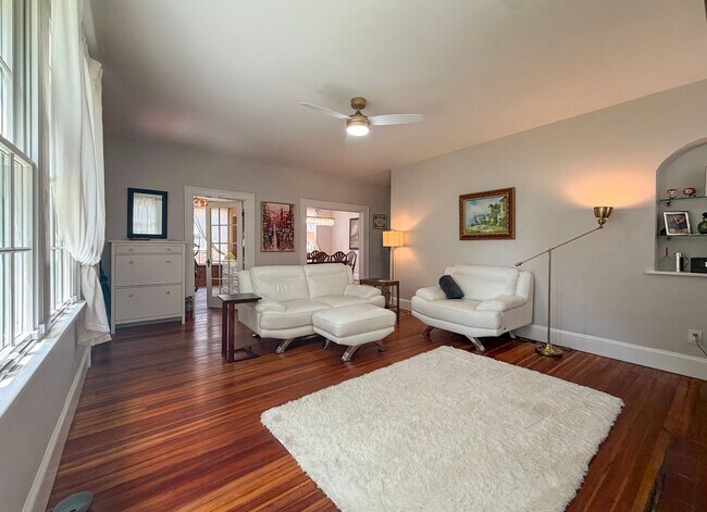 Foto del edificio - Luxury Historic Home Near UF | Fully Renovated 3BR/2BA with Private Yard & Premium Finishes