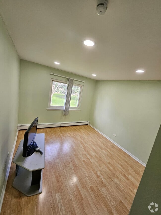 Building Photo - 580 Hill Dr