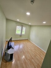 Building Photo - 580 Hill Dr
