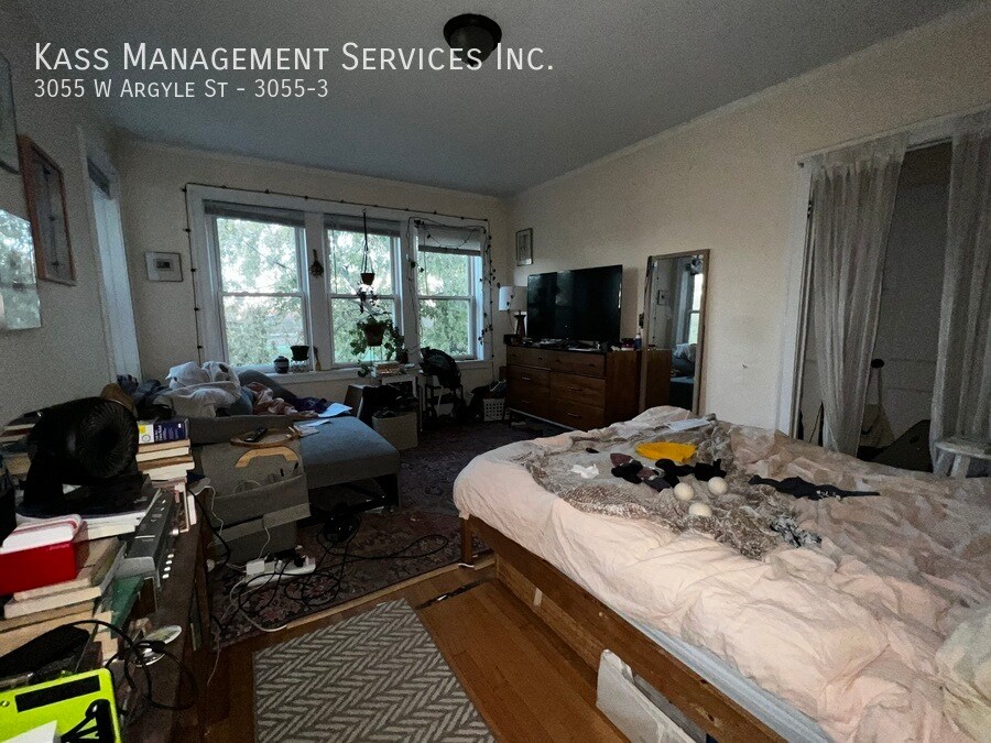 Foto principal - 3055 W Argyle St