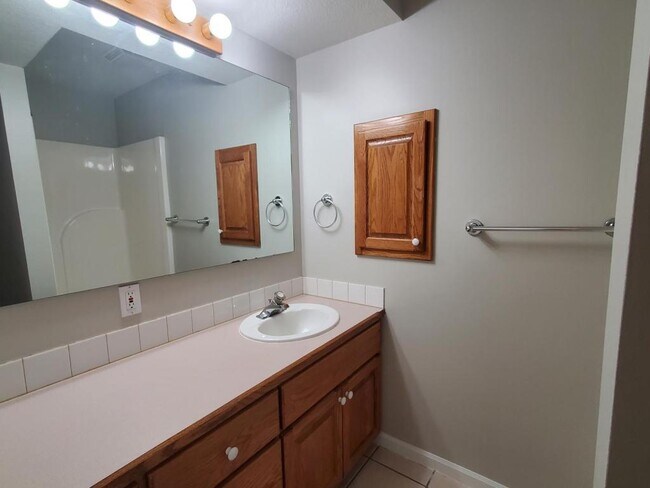 Building Photo - 233 Elm St