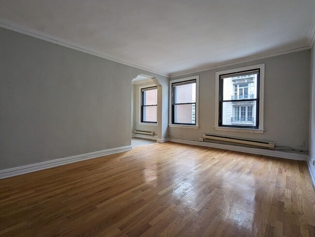 Building Photo - 425 W Roscoe St
