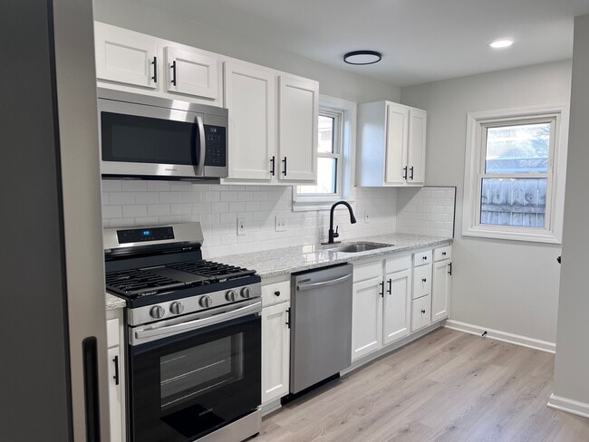 Building Photo - 170 Rosslyn Ave