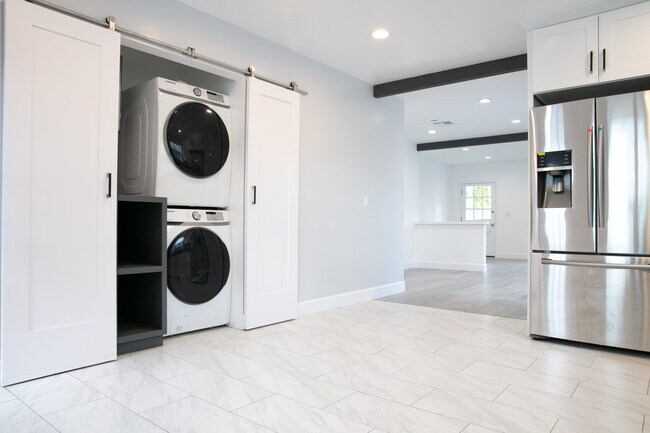 washer/dryer in unit - 6909 Hazeltine Ave
