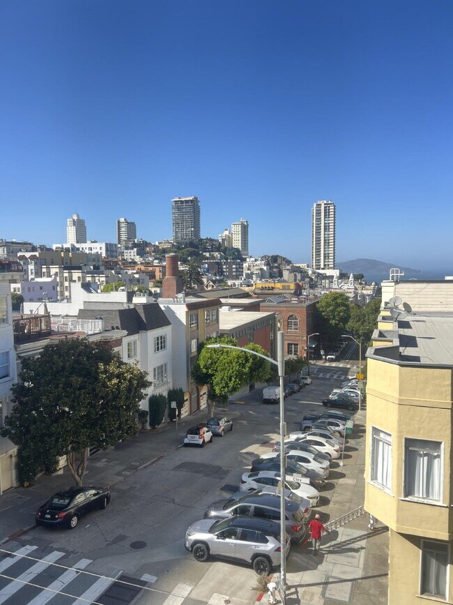 Building Photo - Top-Floor Remodeled 3BD/2BA with Parking &...