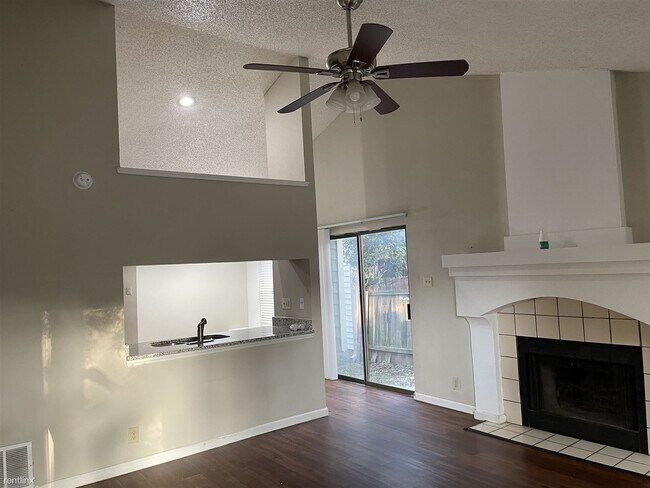 Foto del edificio - Room for Rent, 1 bath House - 4110 Sunrise...