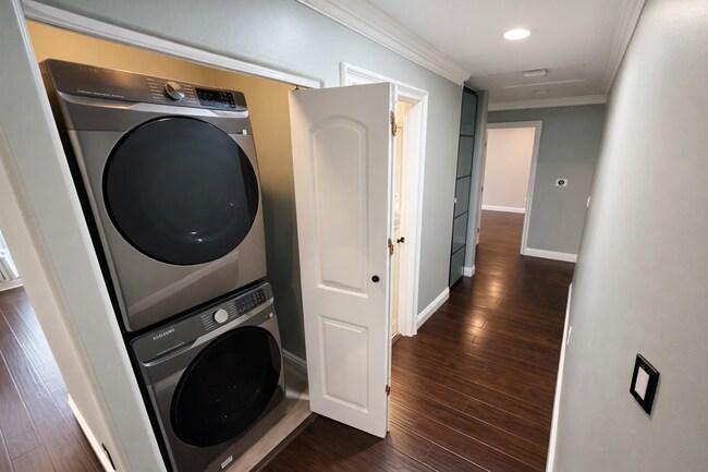 Foto del edificio - North Hollywood 4BR/3BA Home with Gated Entry and Private Yard