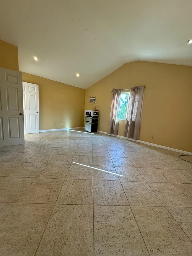 Foto del edificio - 648 Molinar Ave