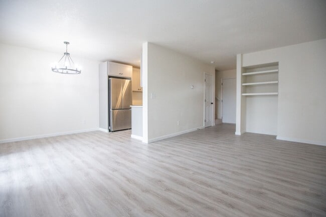 Building Photo - Fully remodeled 3 Bedroom 2.5 Bath in Gast...