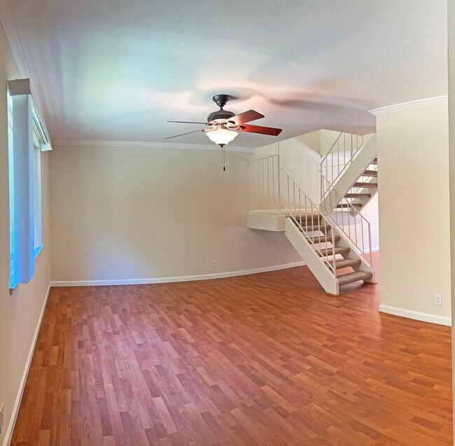 Building Photo - Beautifully Updated 3 Bedroom, 2.5 Bathroom Townhome!