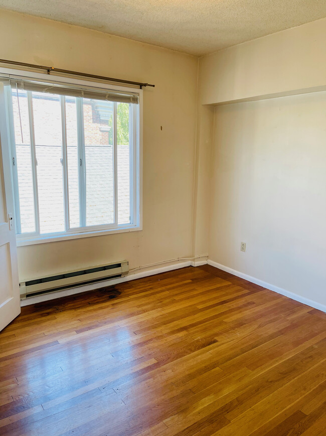 Large 2nd bedroom with walk in closet - 309 18th Ave E