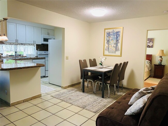 Foto del edificio - 17021 N Bay Rd