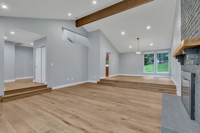 Building Photo - 4bed/2.25bath Stunning Remodeled Home on E...