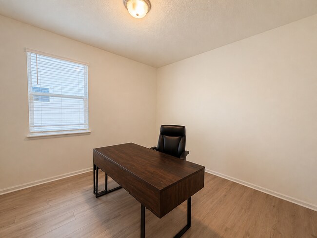 Foto del edificio - Spacious 5-Bedroom Home in Desirable Wells Creek