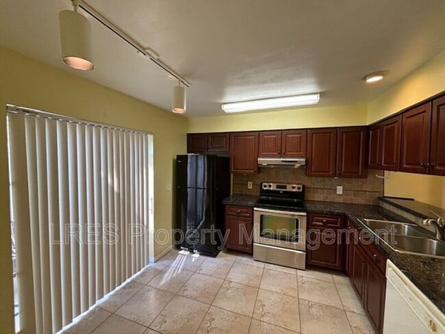 Building Photo - 1444 Forest Hills Dr