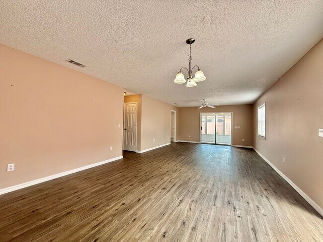 Building Photo - Adorable 2/2 with Private Yard!
