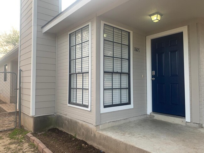 Foto del edificio - 1807 Heatherglen Ln