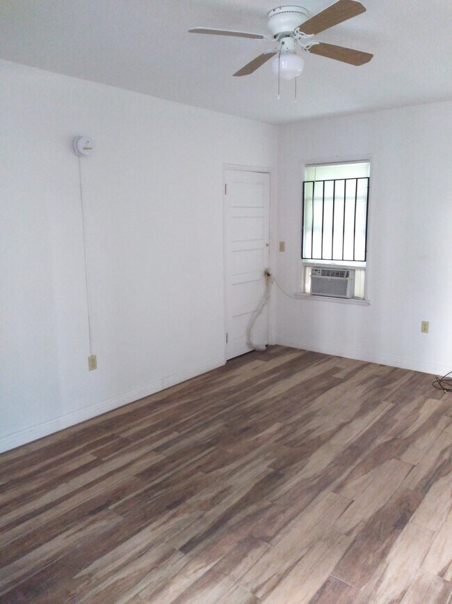 Building Photo - 411 NE 36th St