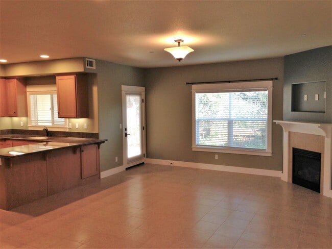 Building Photo - Walnut Grove 3 Bedroom Townhouse