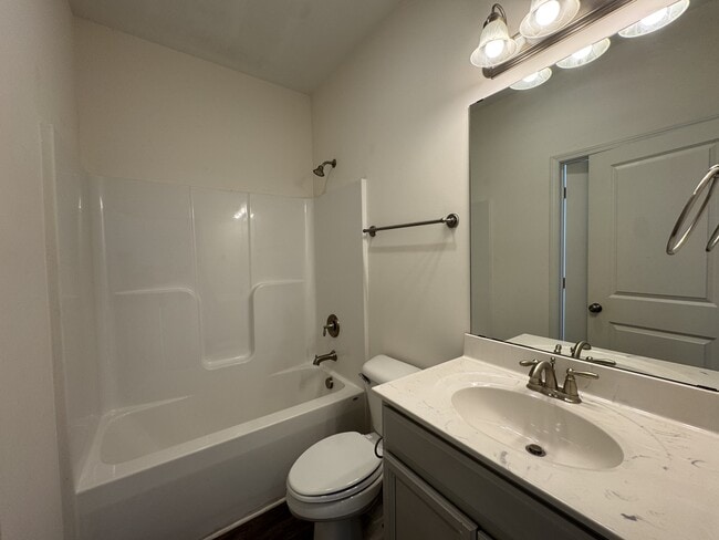 Foto del edificio - 53 Dresser Ln