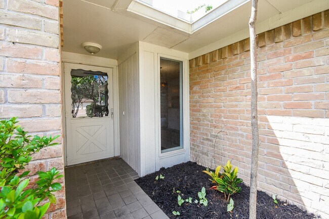 Foto del edificio - 22743 Red River Dr