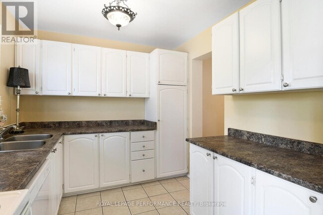 Building Photo - 1053 Meadowlands Dr