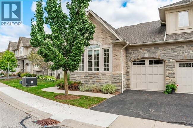 Building Photo - 875 University Ave E