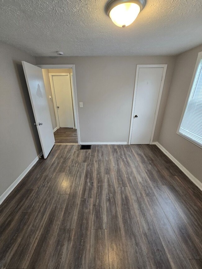 Building Photo - 2 BEDROOM SINGLE FAMILY