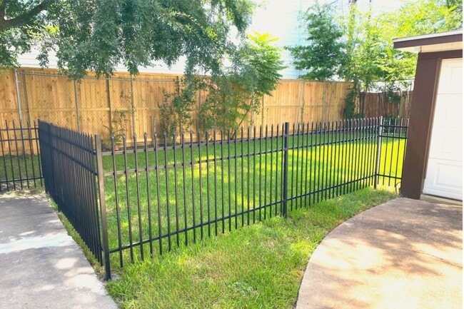¡Qué tal este patio trasero! Ya sea que quieras asar al aire libre o simplemente disfrutar del césped. - 3911 Law St