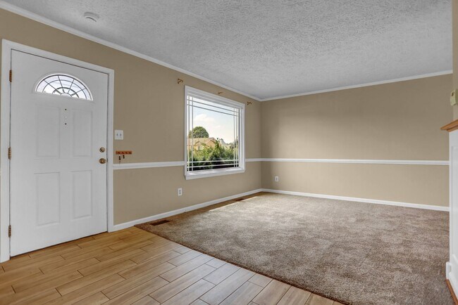 Foto del edificio - Spacious 4-Level Home with Deck, Workshop ...