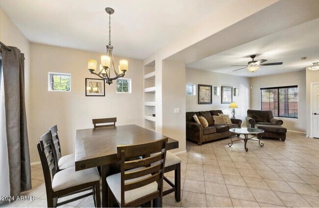 Foto del edificio - 3731 E Mitchell Dr