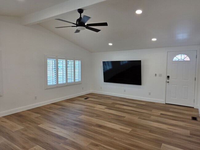 Foto del edificio - Beautifully remodeled 3 bed/2 bath Manufactured Home BHC-Blocks from Colorado River
