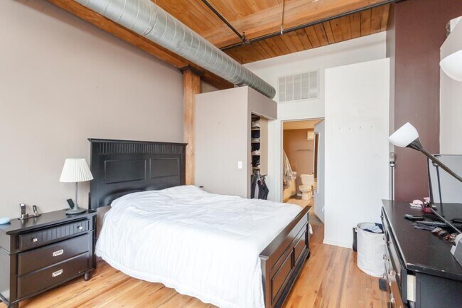 Building Photo - 2 bedroom in Chicago IL 60661