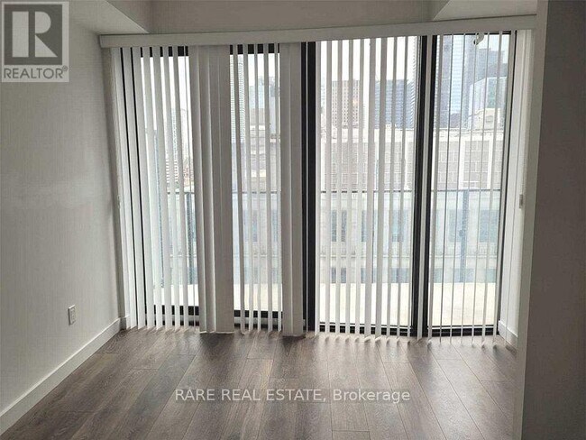 Photo du bâtiment - 215 Queen St W