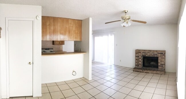 Building Photo - Welcome to 3001 Lake Rd. Unit A!