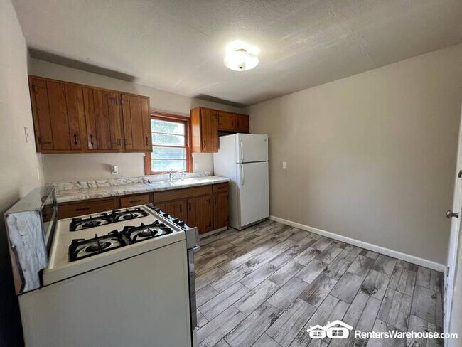 Building Photo - 2 Bedroom House