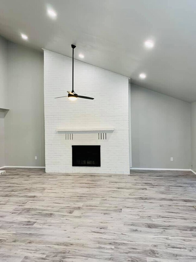 Building Photo - 1813 Surrey Ln