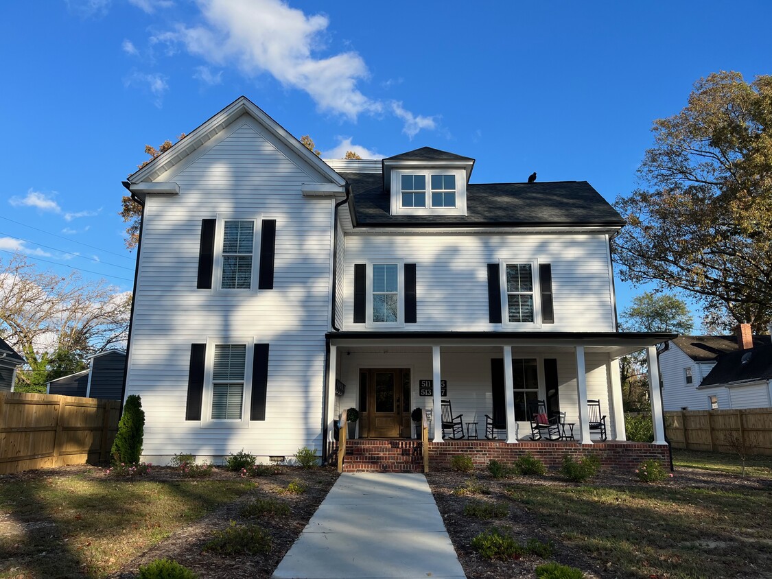 Exterior view of building that is home to 4 one-bedroom suites, available unfurnished or furnished. - 513 S Main St