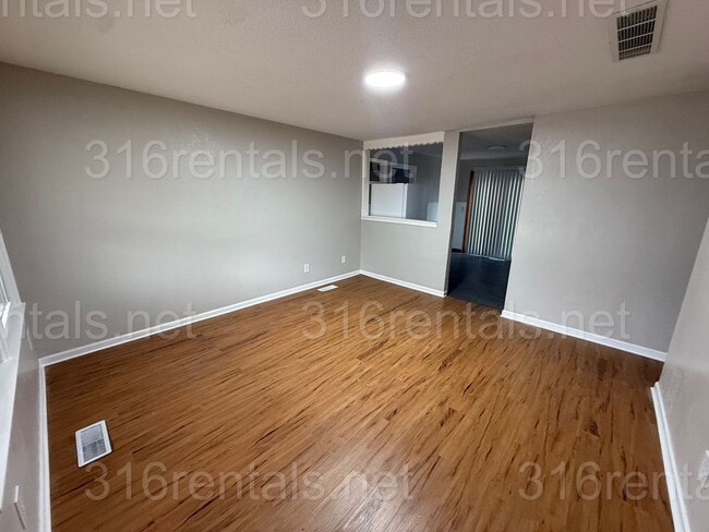 Building Photo - $1000 - 3 bedroom / 1 bathroom - Single Family Home